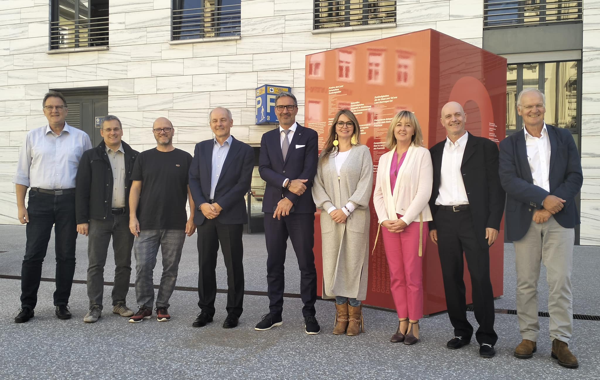 Foto (da sinistra): Georg Leimstädtner (Federazione per il Sociale e la Sanità), Davide Monti (Volontarius), Paolo Marcato (La strada – Der Weg), Wolfgang Obwexer (Lebenshilfe), Governatore Arno Kompatscher, Alexandra Reichegger (EOS), Beatrix Mairhofer (Caritas Diocesi Bolzano-Bressanone), Bruno Marcato (Hands), Anton Kosta (EOS).